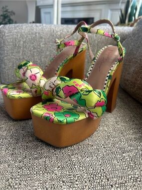 Mandee" de Betsey Johnson Platform Floral Ankle-Strap Sandal in Lime Green